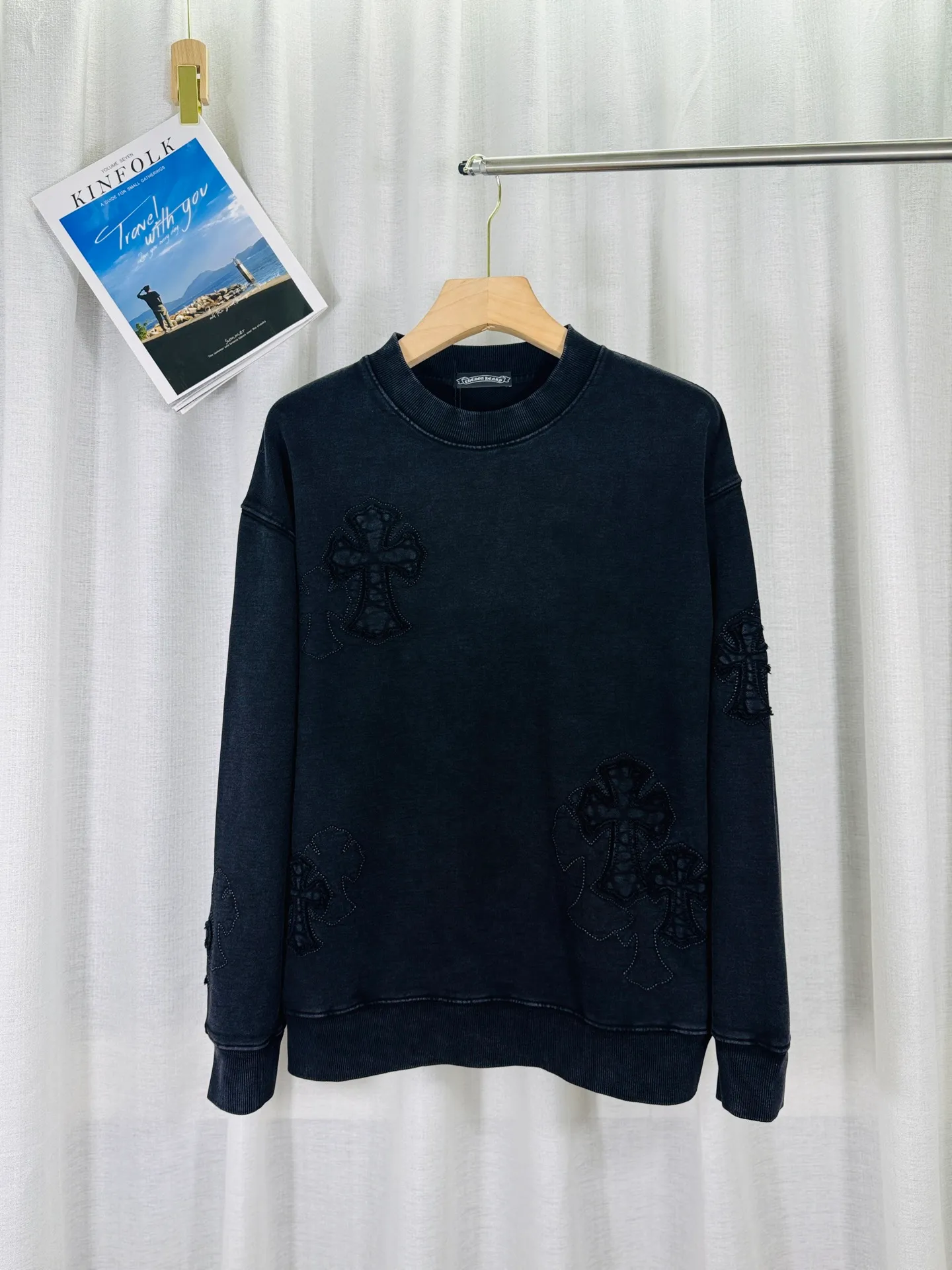 P260 top version, real shot without P, ​​different from market currency) 𝗖𝗵𝗿𝗼𝗺𝗲 𝗛𝗲𝗮𝗿𝘁𝘀/Cro Heart 2025 washed patch embroidery autumn and winter new original single counter American laser burnt 3D three-dimensional color embroidered couple casual sweatshirt 👑The highest version! Customized fabric 430g tripe terry fabric! American acid-washed and distressed original fabric laser burnt ✟appliqué embroidery and exquisite embroidery of letters! The best-selling model in the counter, very comfortable to wear. Accessories: original molded and authenticated collar label➕100% silk wash label. Genuine purchase-grade original hangtag➕matching hanging rope➕3D hanging beads➕original packaging bag. Craftsmanship: The original version has consistent wiring! The highest version of the armhole matching technique! Color: Pink Black Size: S M L XL Style No.: 9311